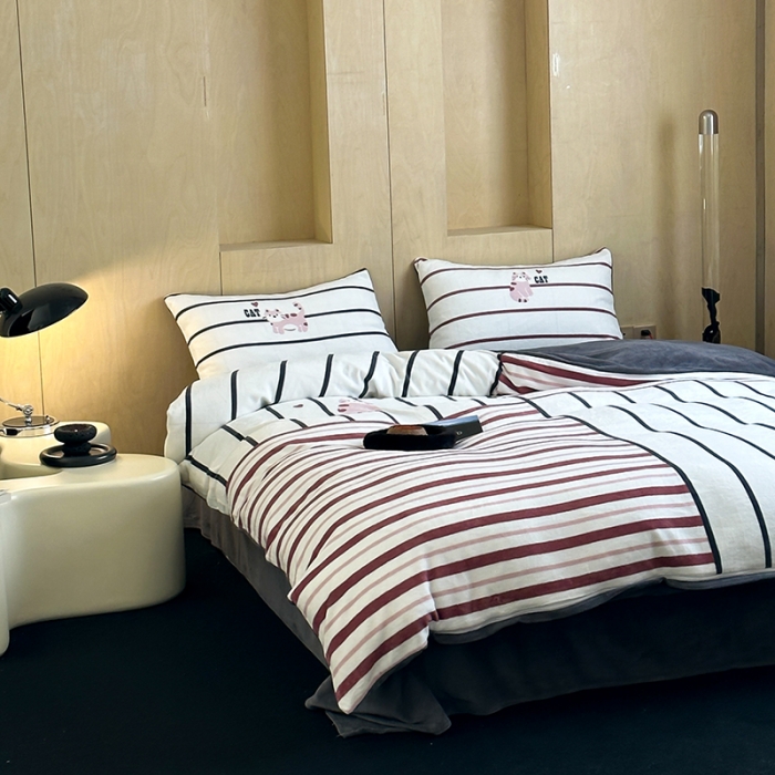 91家纺网 家纺一手货源 找家纺 昔可 2023新款大版数码印花牛奶绒四件套 拼接条纹爱心猫