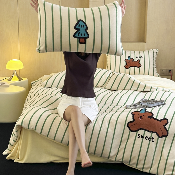 91家纺网 家纺一手货源 找家纺 昔可 2023新款大版数码印花牛奶绒四件套 圣诞帽狗狗