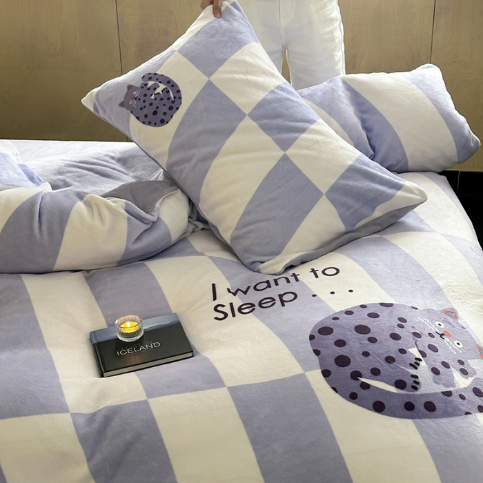 91家纺网 家纺一手货源 找家纺 昔可 2023新款大版数码印花牛奶绒四件套 紫格斑点猫