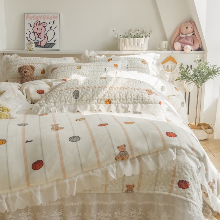 91家纺网 家纺一手货源 找家纺 添越 2024新款牛奶绒夹棉床盖三件套四件套 南瓜小熊