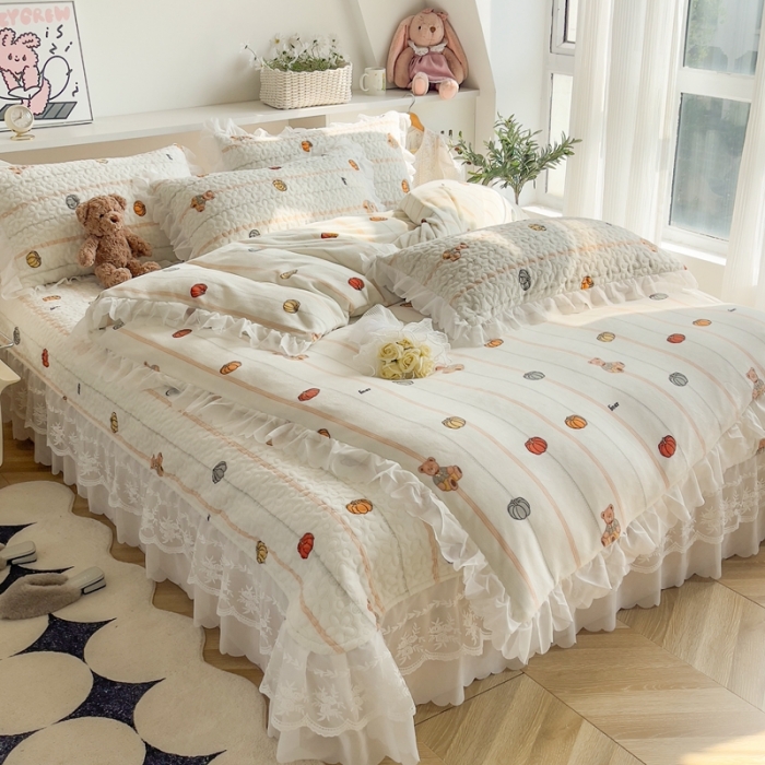 91家纺网 家纺一手货源 找家纺 添越 2024新款牛奶绒夹棉床盖三件套四件套 南瓜小熊