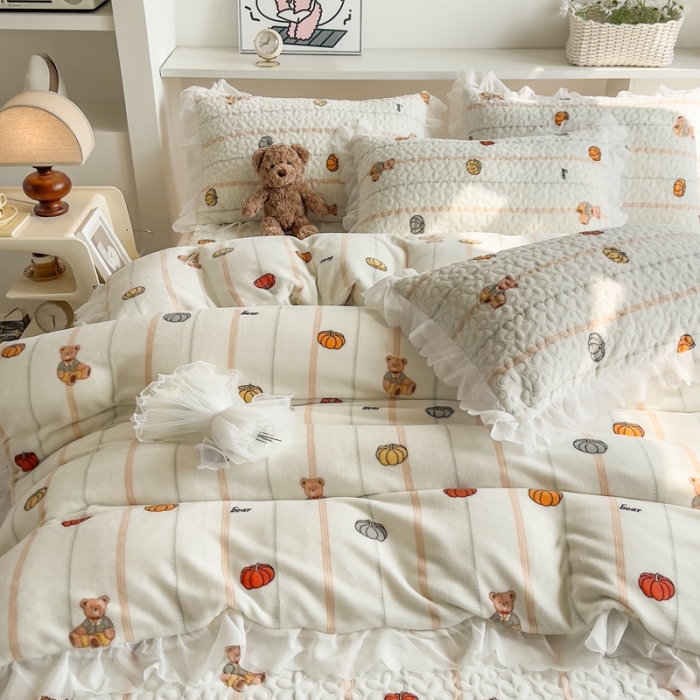 91家纺网 家纺一手货源 找家纺 添越 2024新款牛奶绒夹棉床盖三件套四件套 南瓜小熊