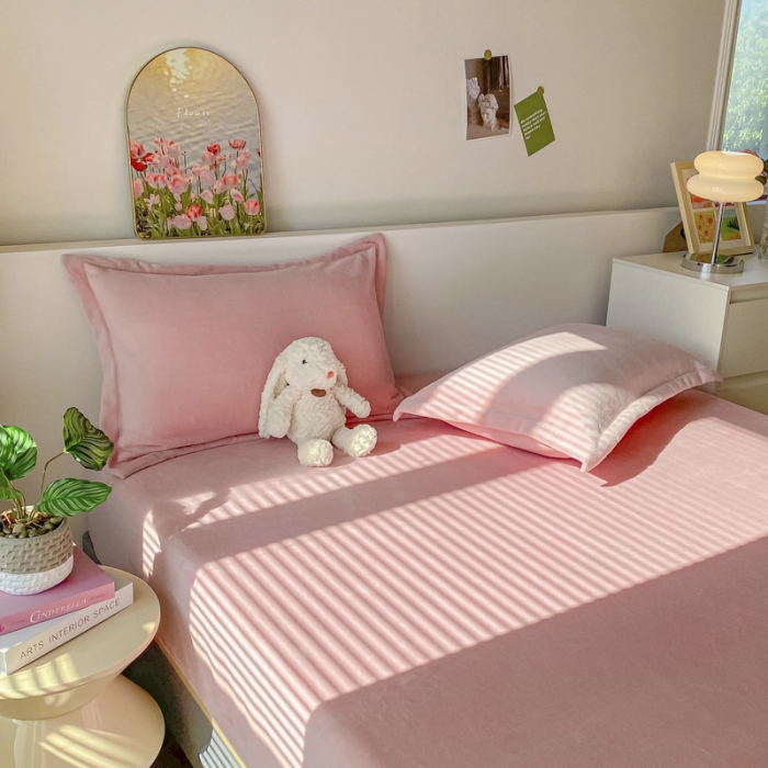 91家纺网 家纺一手货源 找家纺 恬澳 2025新款加厚牛奶绒纯色床笠 玫瑰粉