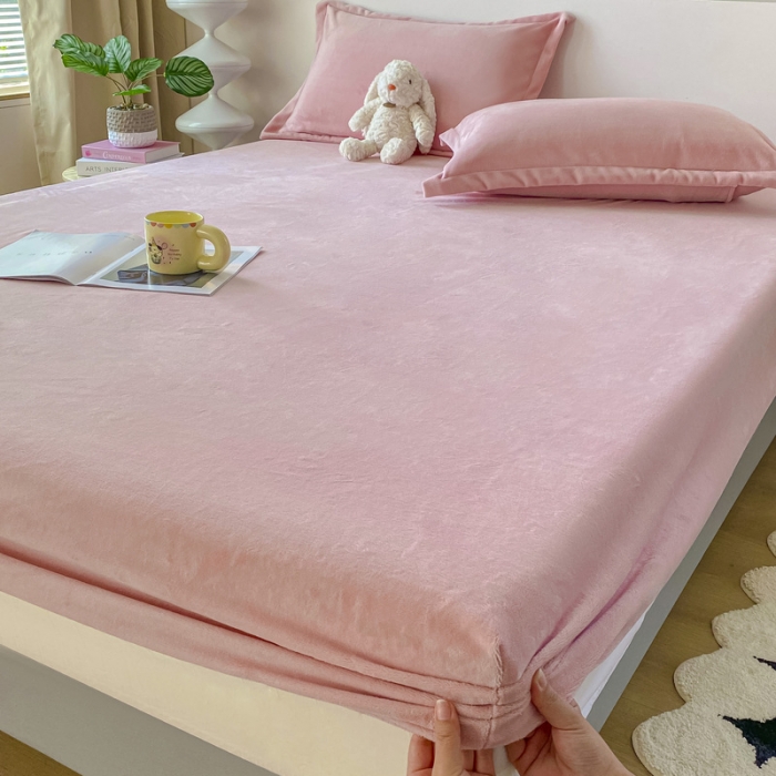91家纺网 家纺一手货源 找家纺 恬澳 2025新款加厚牛奶绒纯色床笠 玫瑰粉