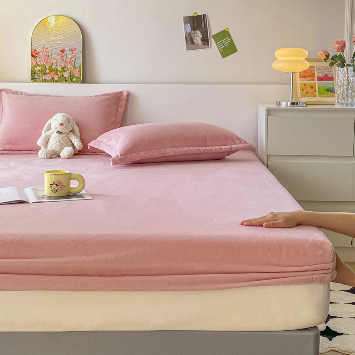 91家纺网 家纺一手货源 找家纺 恬澳 2025新款加厚牛奶绒纯色床笠 玫瑰粉