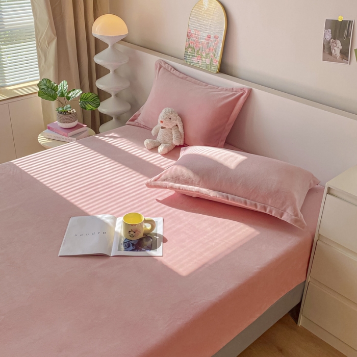 91家纺网 家纺一手货源 找家纺 恬澳 2025新款加厚牛奶绒纯色床笠 玫瑰粉