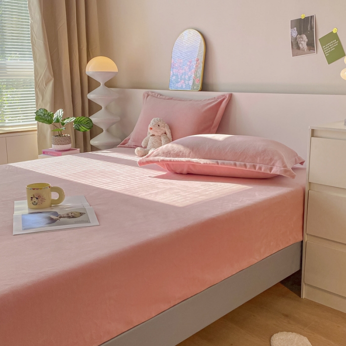 91家纺网 家纺一手货源 找家纺 恬澳 2025新款加厚牛奶绒纯色床笠 玫瑰粉