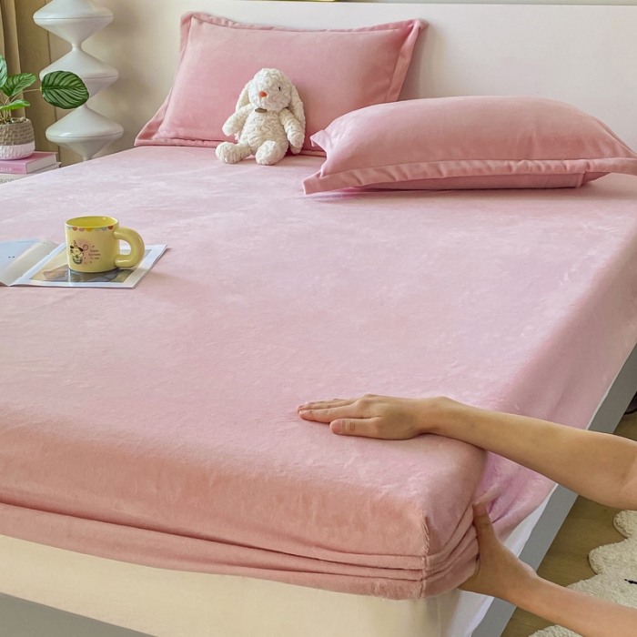 91家纺网 家纺一手货源 找家纺 恬澳 2025新款加厚牛奶绒纯色床笠 玫瑰粉