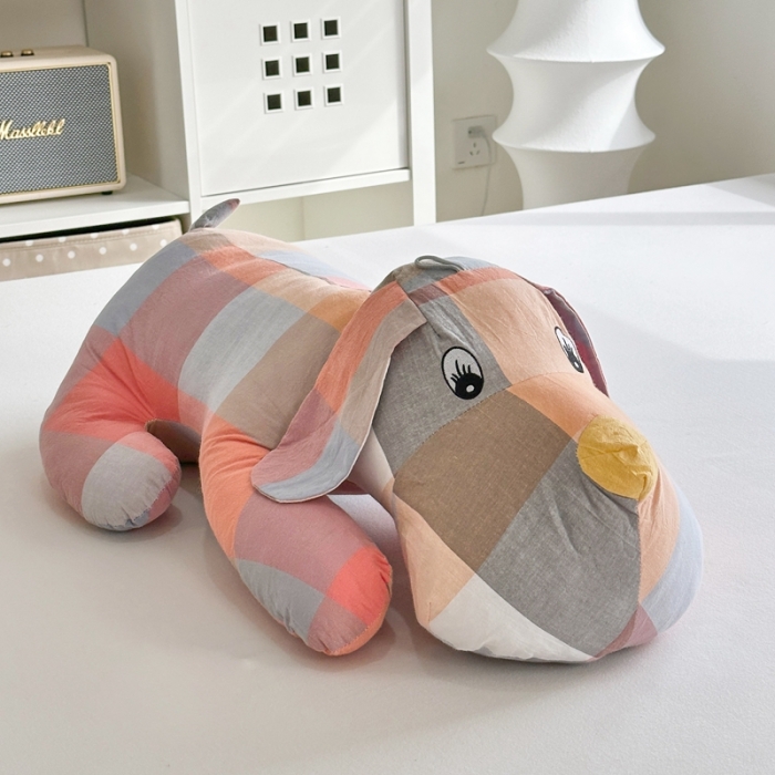 91家纺网 家纺一手货源 找家纺 三沁 2023新款直播爆款福利款纯棉色织水洗棉格子小狗抱枕 七彩格