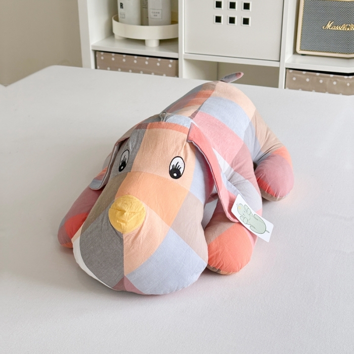 91家纺网 家纺一手货源 找家纺 三沁 2023新款直播爆款福利款纯棉色织水洗棉格子小狗抱枕 七彩格