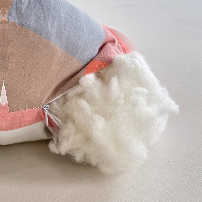 91家纺网 家纺一手货源 找家纺 三沁 2023新款直播爆款福利款纯棉色织水洗棉格子小狗抱枕 七彩格