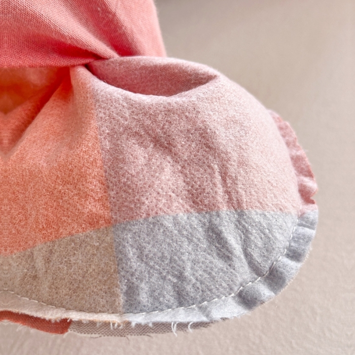 91家纺网 家纺一手货源 找家纺 三沁 2023新款直播爆款福利款纯棉色织水洗棉格子小狗抱枕 七彩格