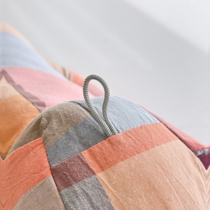 91家纺网 家纺一手货源 找家纺 三沁 2023新款直播爆款福利款纯棉色织水洗棉格子小狗抱枕 七彩格