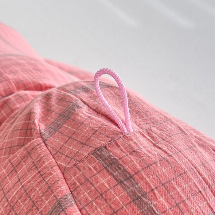 91家纺网 家纺一手货源 找家纺 三沁 2023新款直播爆款福利款纯棉色织水洗棉格子小狗抱枕 偶遇粉