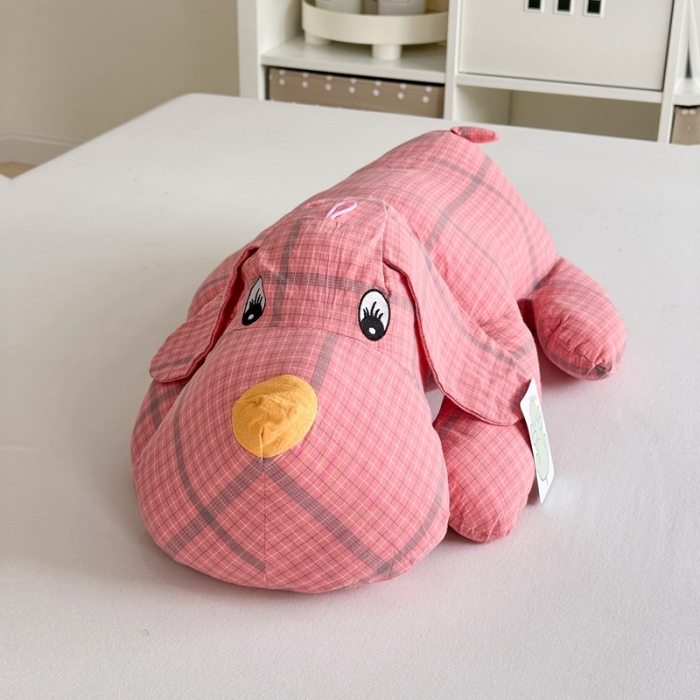 91家纺网 家纺一手货源 找家纺 三沁 2023新款直播爆款福利款纯棉色织水洗棉格子小狗抱枕 偶遇粉