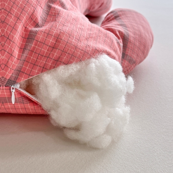 91家纺网 家纺一手货源 找家纺 三沁 2023新款直播爆款福利款纯棉色织水洗棉格子小狗抱枕 偶遇粉