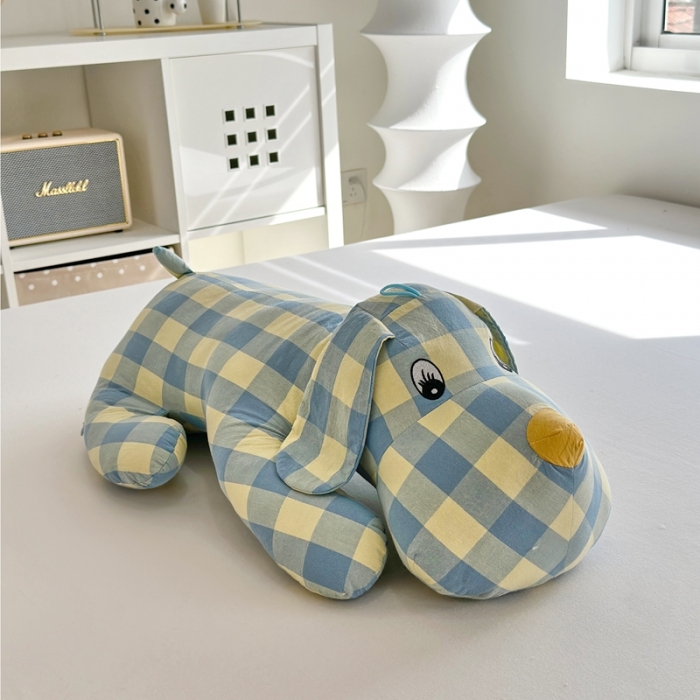 91家纺网 家纺一手货源 找家纺 三沁 2023新款直播爆款福利款纯棉色织水洗棉格子小狗抱枕 浅绿黄中格