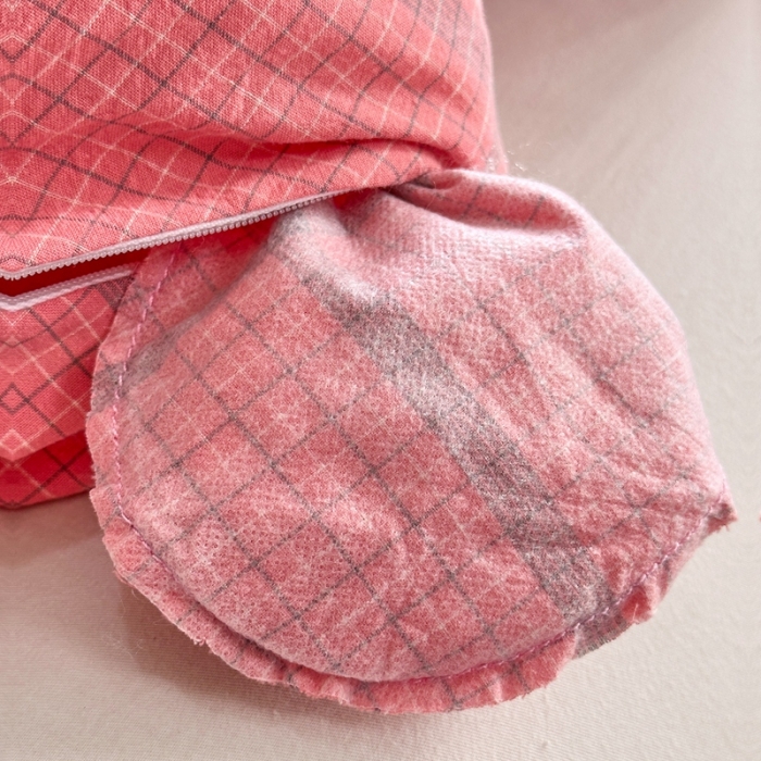 91家纺网 家纺一手货源 找家纺 三沁 2023新款直播爆款福利款纯棉色织水洗棉格子小狗抱枕 偶遇粉