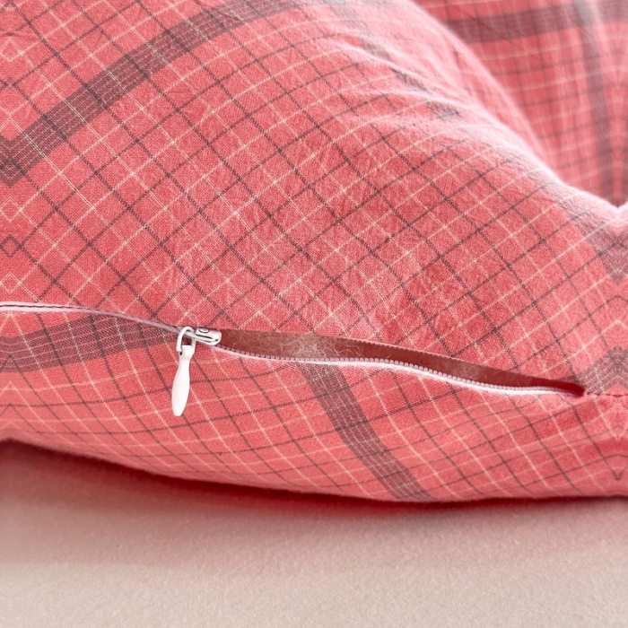 91家纺网 家纺一手货源 找家纺 三沁 2023新款直播爆款福利款纯棉色织水洗棉格子小狗抱枕 偶遇粉