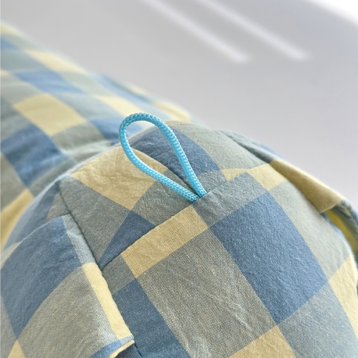 91家纺网 家纺一手货源 找家纺 三沁 2023新款直播爆款福利款纯棉色织水洗棉格子小狗抱枕 浅绿黄中格