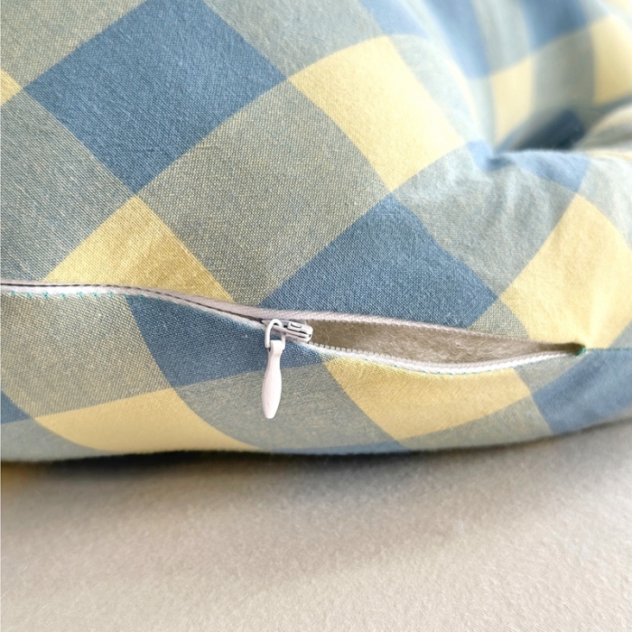 91家纺网 家纺一手货源 找家纺 三沁 2023新款直播爆款福利款纯棉色织水洗棉格子小狗抱枕 浅绿黄中格