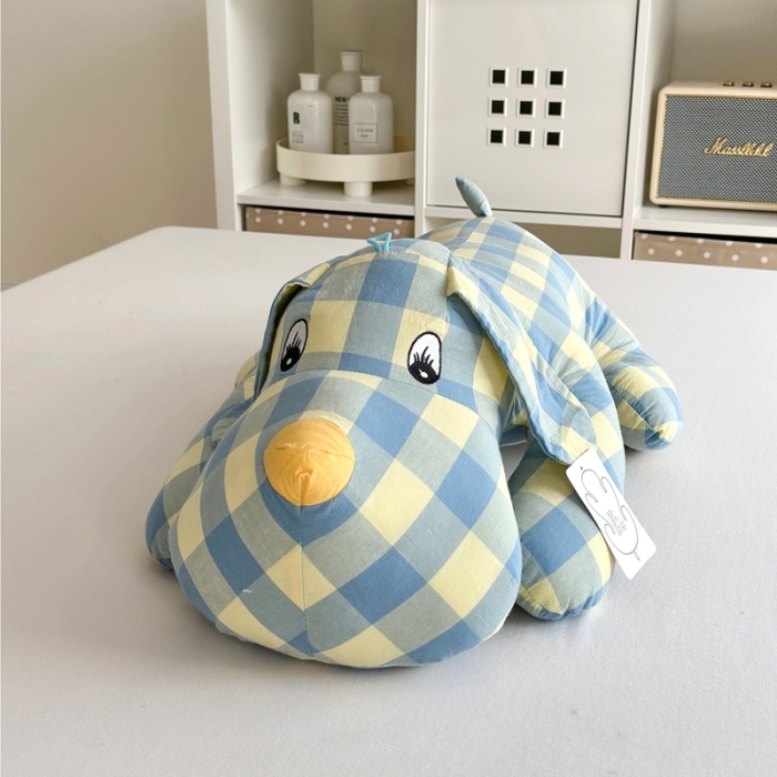 91家纺网 家纺一手货源 找家纺 三沁 2023新款直播爆款福利款纯棉色织水洗棉格子小狗抱枕 浅绿黄中格
