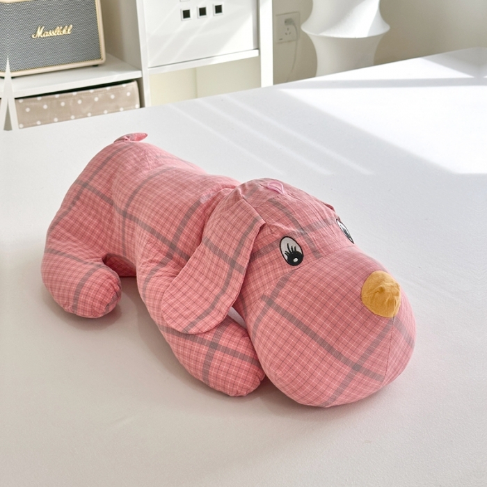 91家纺网 家纺一手货源 找家纺 三沁 2023新款直播爆款福利款纯棉色织水洗棉格子小狗抱枕 偶遇粉