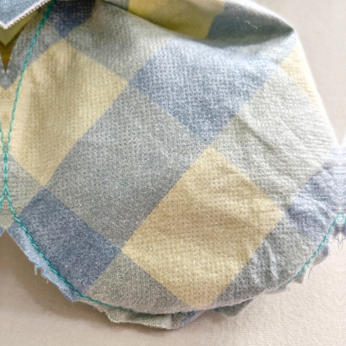 91家纺网 家纺一手货源 找家纺 三沁 2023新款直播爆款福利款纯棉色织水洗棉格子小狗抱枕 浅绿黄中格