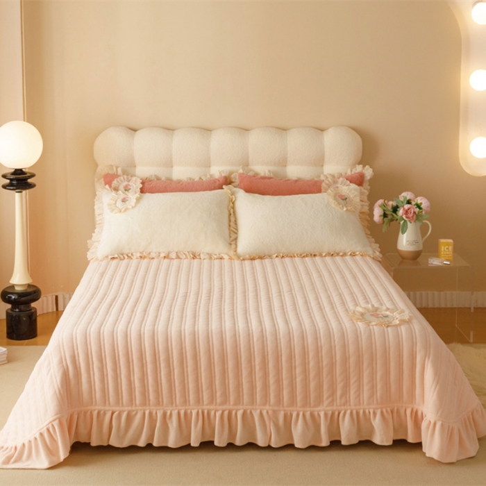 91家纺网 家纺一手货源 找家纺 胜权 AB版仿兔绒牛奶绒加厚韩国绒刺绣夹棉床盖单件保暖三件套 安妮粉