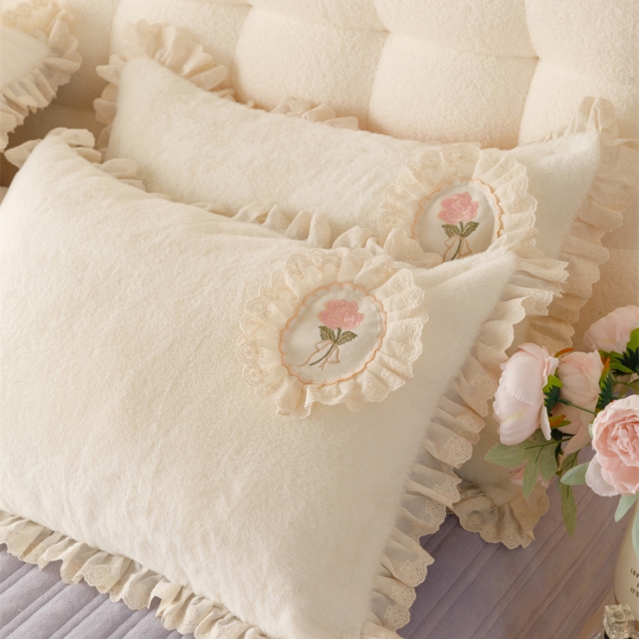 91家纺网 家纺一手货源 找家纺 胜权 AB版仿兔绒牛奶绒加厚韩国绒刺绣夹棉床盖单件保暖三件套 花茜紫