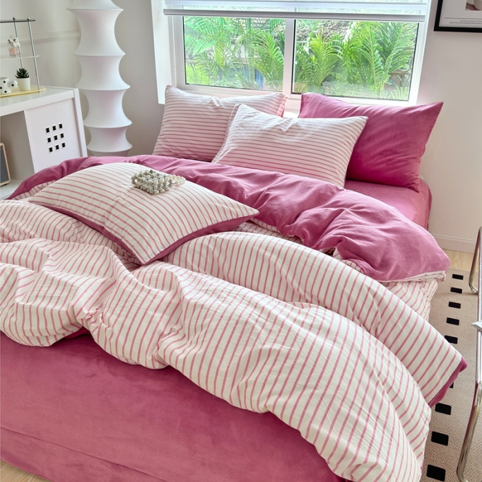 91家纺网 家纺一手货源 找家纺 三沁 2023新款全棉水洗棉加绒四件套 棉绒-树莓红条