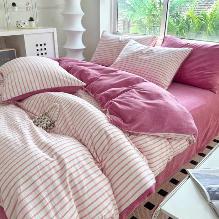 91家纺网 家纺一手货源 找家纺 三沁 2023新款全棉水洗棉加绒四件套 棉绒-树莓红条