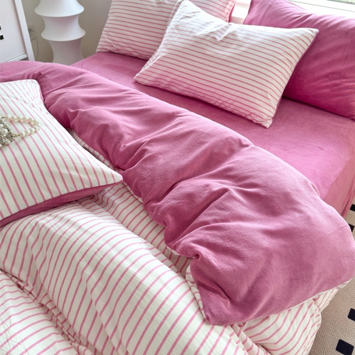 91家纺网 家纺一手货源 找家纺 三沁 2023新款全棉水洗棉加绒四件套 棉绒-树莓红条