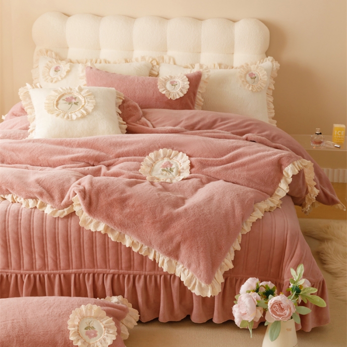 91家纺网 家纺一手货源 找家纺 （总）胜权 新款AB版仿兔绒牛奶绒加厚韩国绒刺绣夹棉床盖四件套