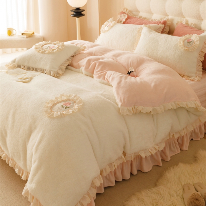 91家纺网 家纺一手货源 找家纺 胜权 新款AB版仿兔绒牛奶绒加厚韩国绒刺绣夹棉床盖四件套 安妮粉