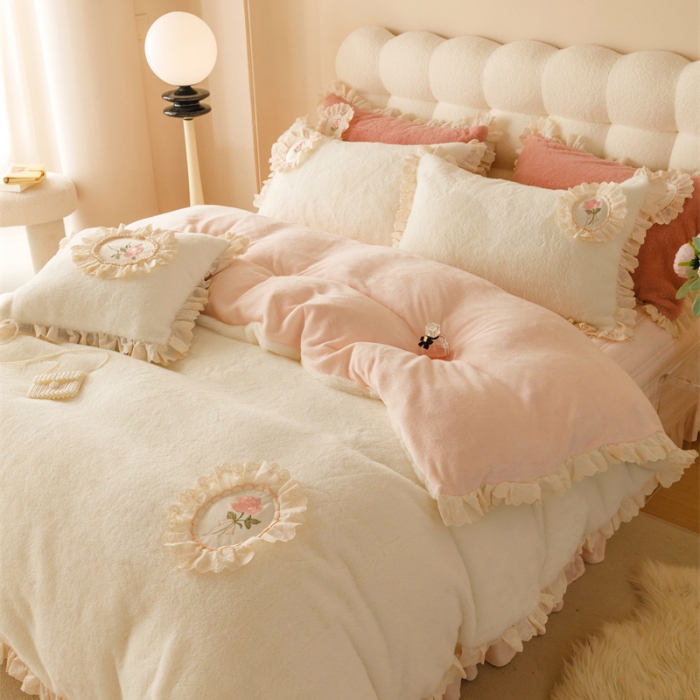 91家纺网 家纺一手货源 找家纺 胜权 新款AB版仿兔绒牛奶绒加厚韩国绒刺绣夹棉床盖四件套 安妮粉