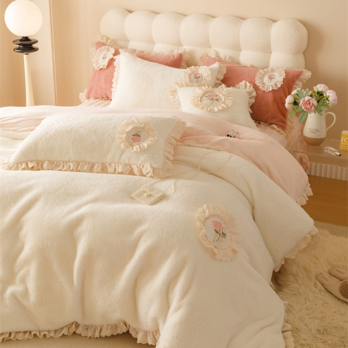 91家纺网 家纺一手货源 找家纺 胜权 新款AB版仿兔绒牛奶绒加厚韩国绒刺绣夹棉床盖四件套 安妮粉
