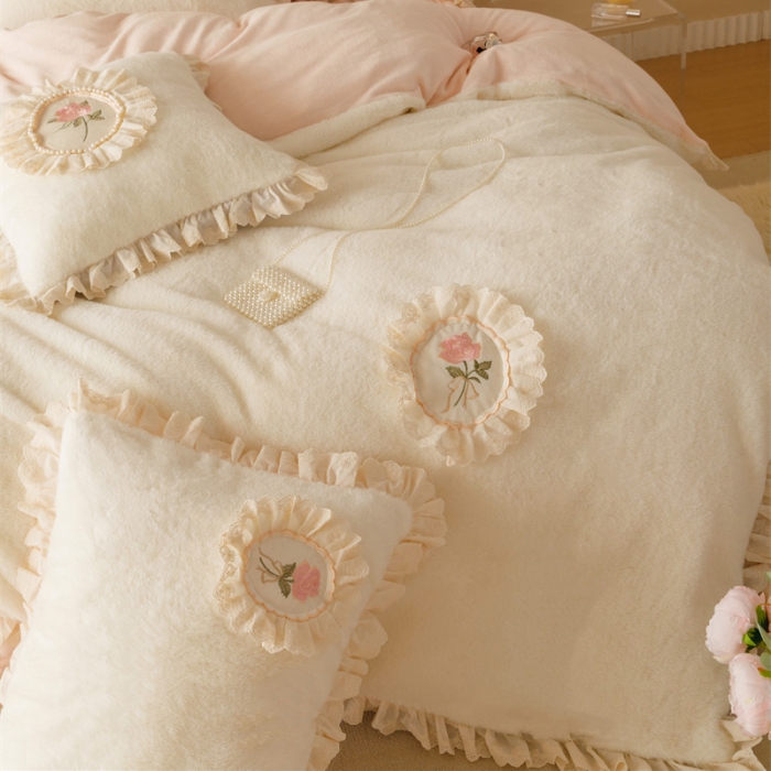 91家纺网 家纺一手货源 找家纺 胜权 新款AB版仿兔绒牛奶绒加厚韩国绒刺绣夹棉床盖四件套 安妮粉