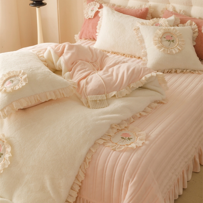 91家纺网 家纺一手货源 找家纺 胜权 新款AB版仿兔绒牛奶绒加厚韩国绒刺绣夹棉床盖四件套 安妮粉