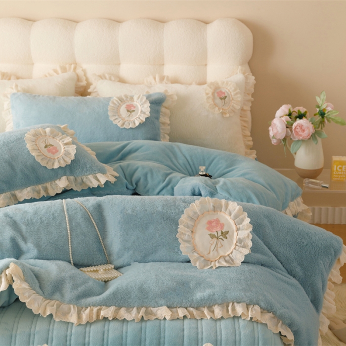 91家纺网 家纺一手货源 找家纺 胜权 新款AB版仿兔绒牛奶绒加厚韩国绒刺绣夹棉床盖四件套 莫奈蓝