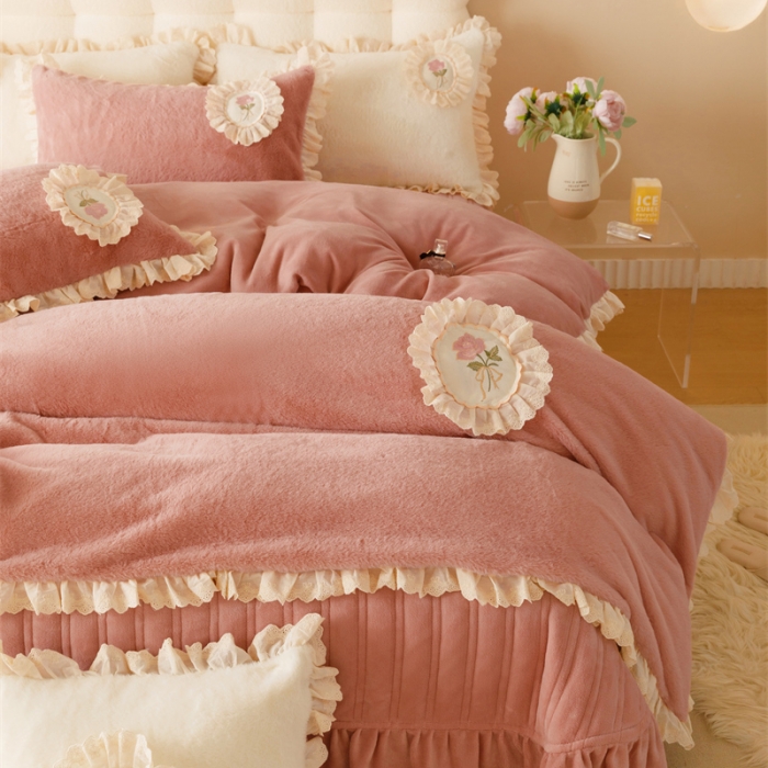 91家纺网 家纺一手货源 找家纺 胜权 新款AB版仿兔绒牛奶绒加厚韩国绒刺绣夹棉床盖四件套 珊瑚粉