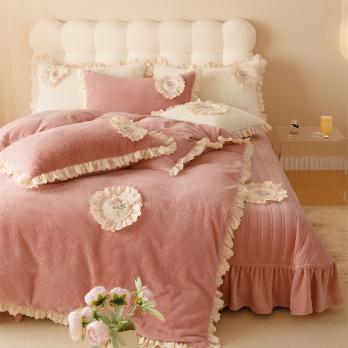 91家纺网 家纺一手货源 找家纺 胜权 新款AB版仿兔绒牛奶绒加厚韩国绒刺绣夹棉床盖四件套 珊瑚粉