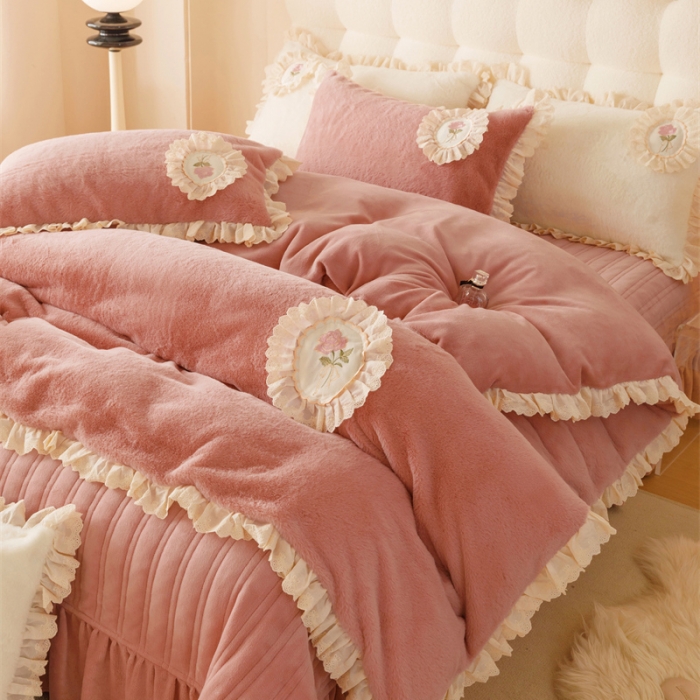 91家纺网 家纺一手货源 找家纺 胜权 新款AB版仿兔绒牛奶绒加厚韩国绒刺绣夹棉床盖四件套 珊瑚粉