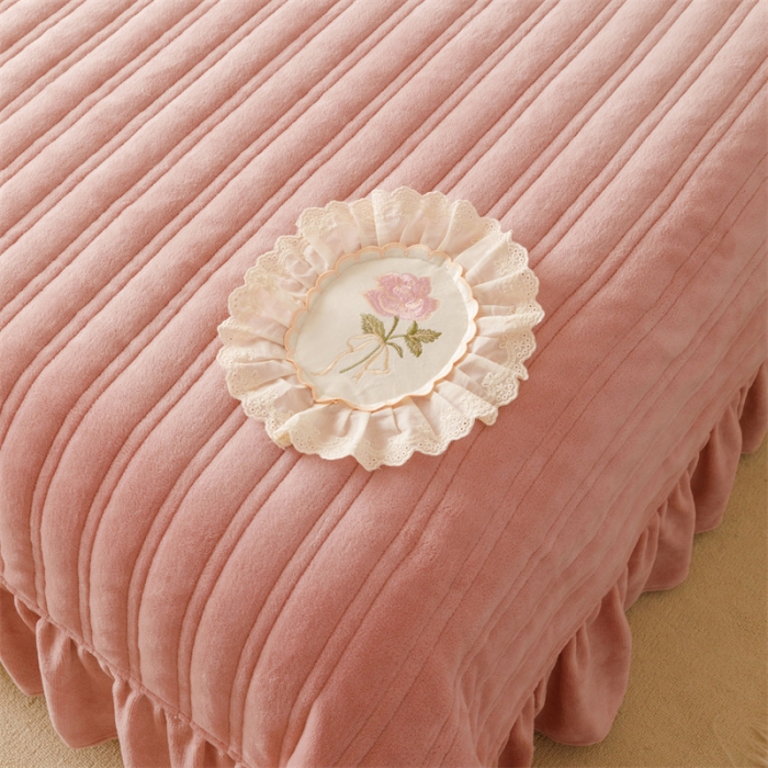 91家纺网 家纺一手货源 找家纺 胜权 新款AB版仿兔绒牛奶绒加厚韩国绒刺绣夹棉床盖四件套 珊瑚粉