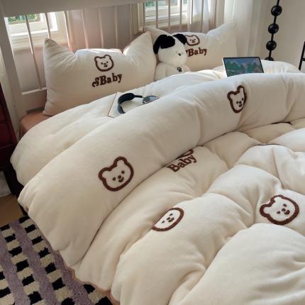 91家纺网 家纺一手货源 找家纺 红嘴企鹅 2025新款牛奶绒四件套 小熊白咖