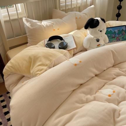 91家纺网 家纺一手货源 找家纺 红嘴企鹅 2025新款牛奶绒四件套 小丫子