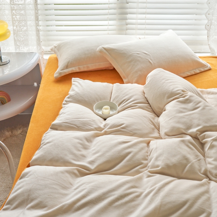 91家纺网 家纺一手货源 找家纺 慕晨 2023新款纯色牛奶绒双拼四件套 奶白+爱玛橙