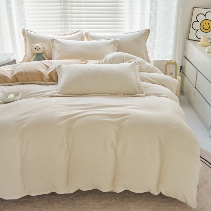 91家纺网 家纺一手货源 找家纺 慕晨 2023新款纯色牛奶绒双拼四件套 奶白+奶咖