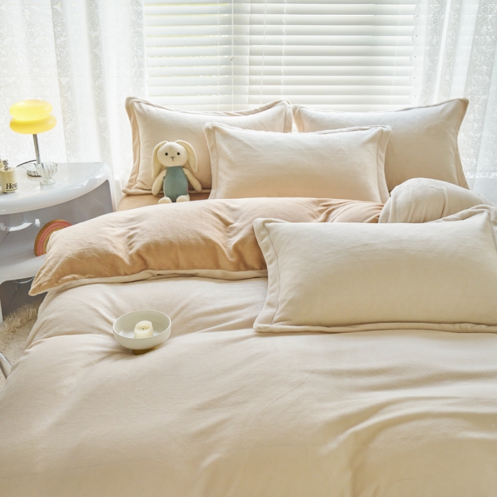 91家纺网 家纺一手货源 找家纺 慕晨 2023新款纯色牛奶绒双拼四件套 奶白+奶咖
