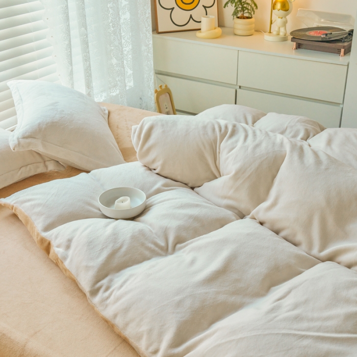 91家纺网 家纺一手货源 找家纺 慕晨 2023新款纯色牛奶绒双拼四件套 奶白+奶咖